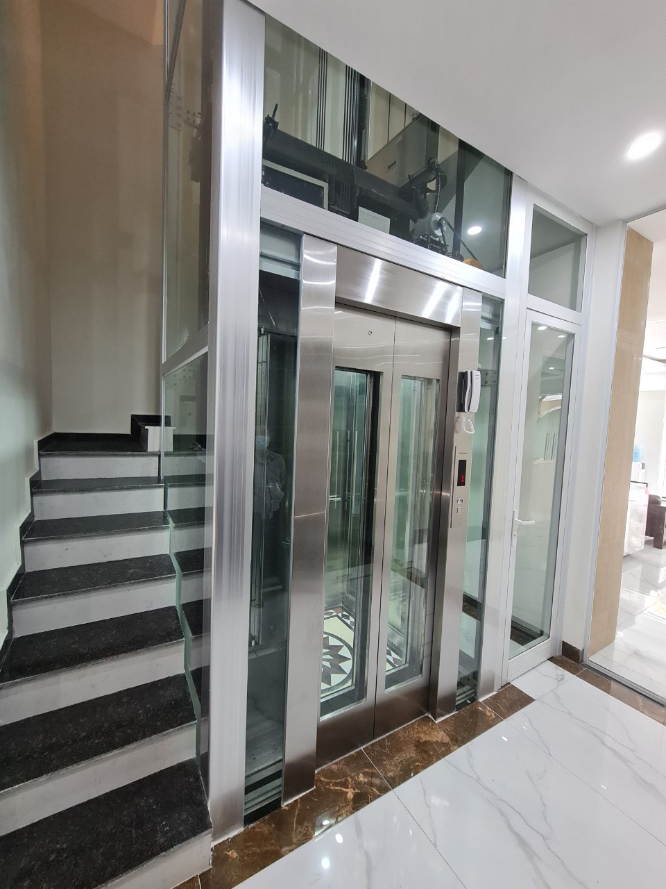 Ưu nhược điểm của thang máy không hố pit